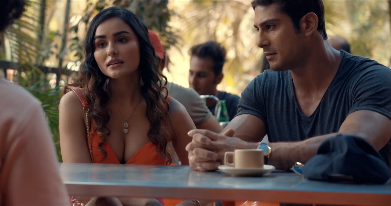 Pratibha.Tanwar cleavage Chakravyuh S01.00_00_21_03.Still007