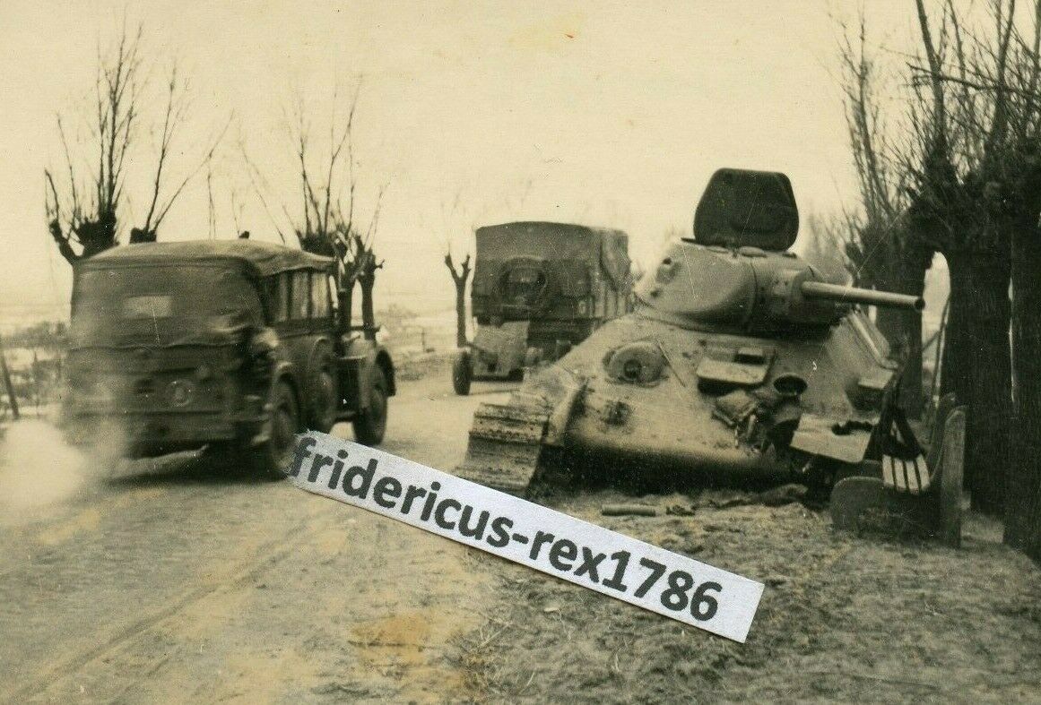 Foto Ostfront 1941 Panzer Jäg. Vormarsch T-34 zerschossen an Rollbahn HKL