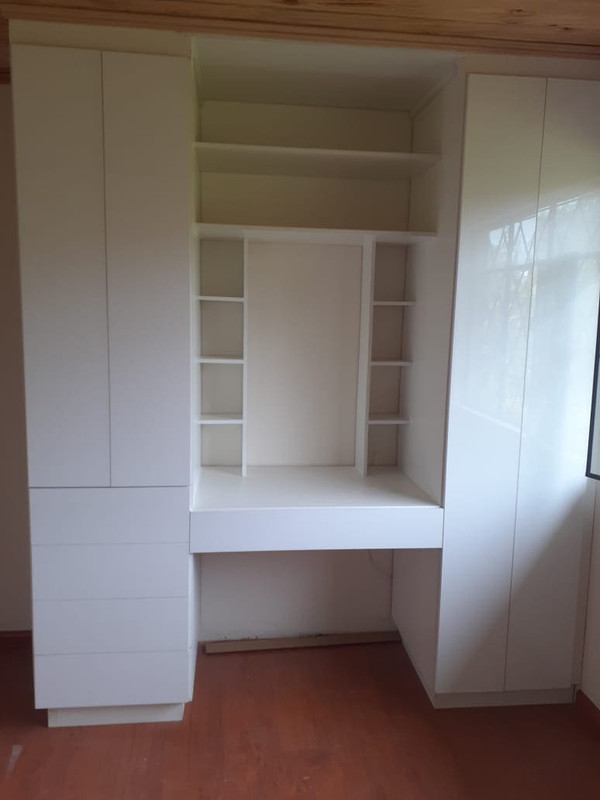 Closet blanco y negro de gran capacidad