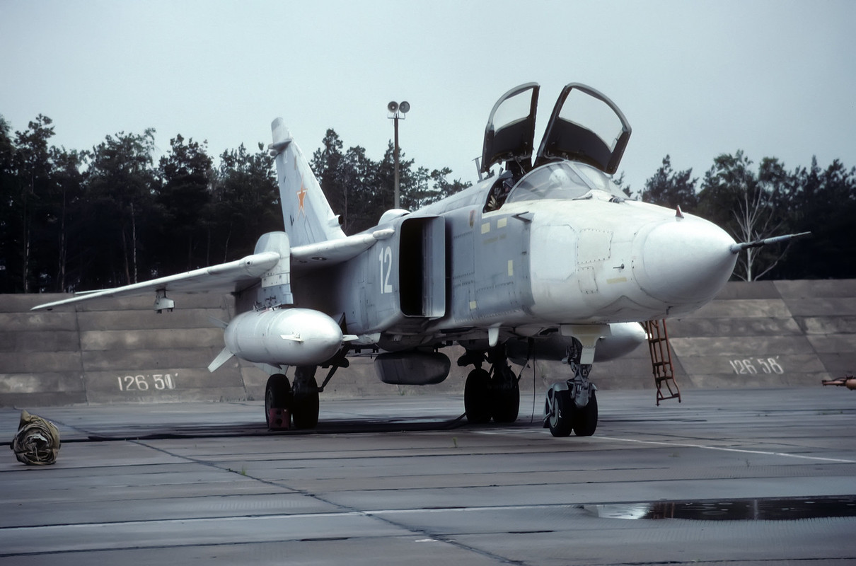 11 ORAP Su-24MR 12 White_0515330_15.06.91