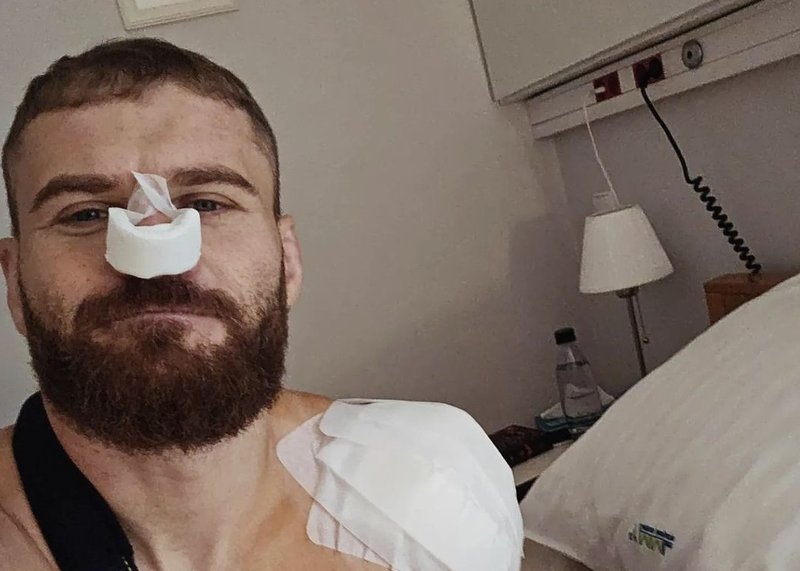 Ян Блахович мина през 2 операции наведнъж
