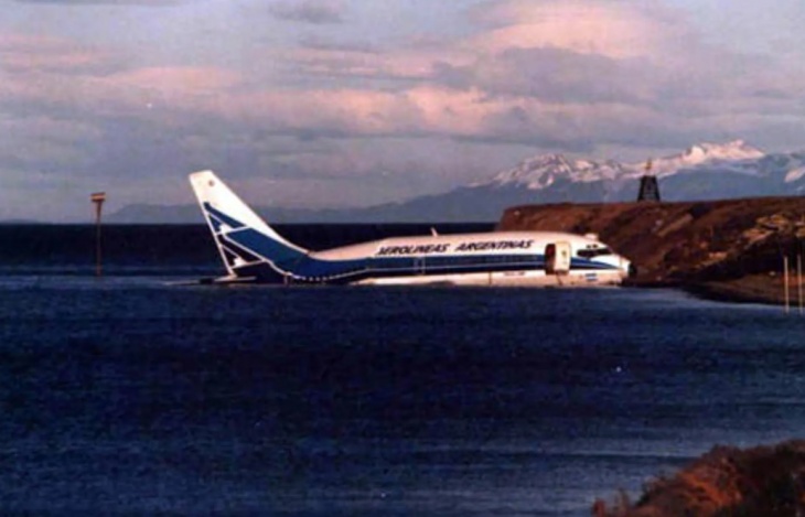 20220702085544-avion-ushuaia-se-mete-al-mar.jpg