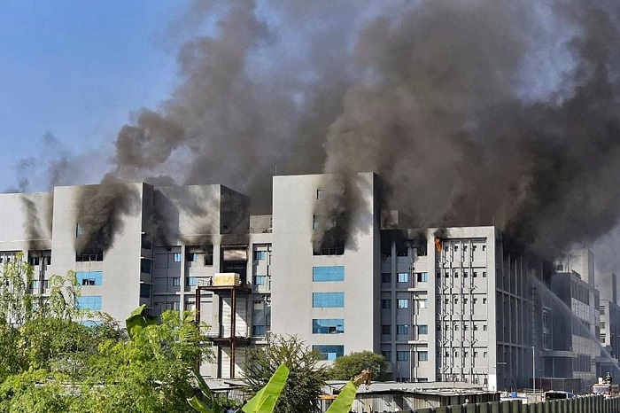 Institut Serum India, pabrik vaksin terbesar di dunia mnegalami kebakaran.