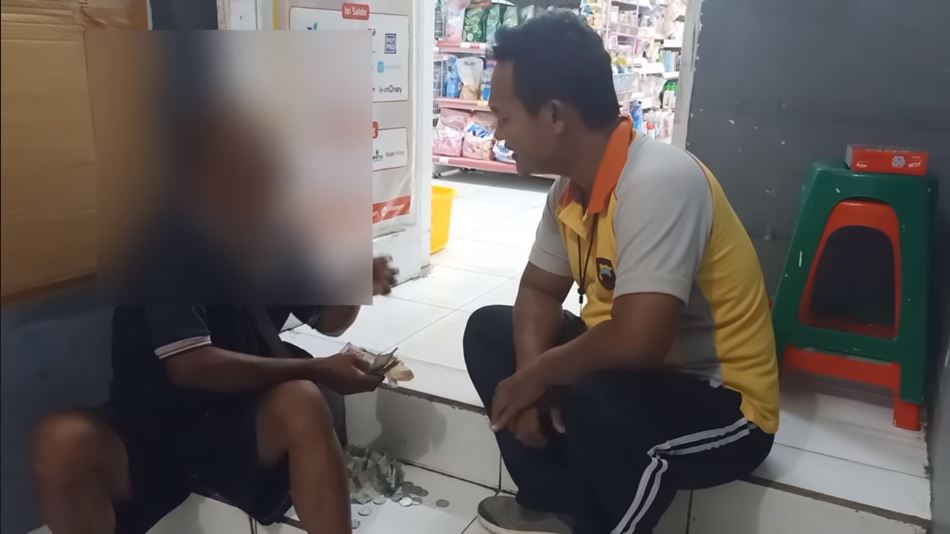 Polisi menginterogasi pelaku pencurian susu formula