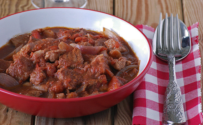 Cerdo Estofado En Salsa Roja