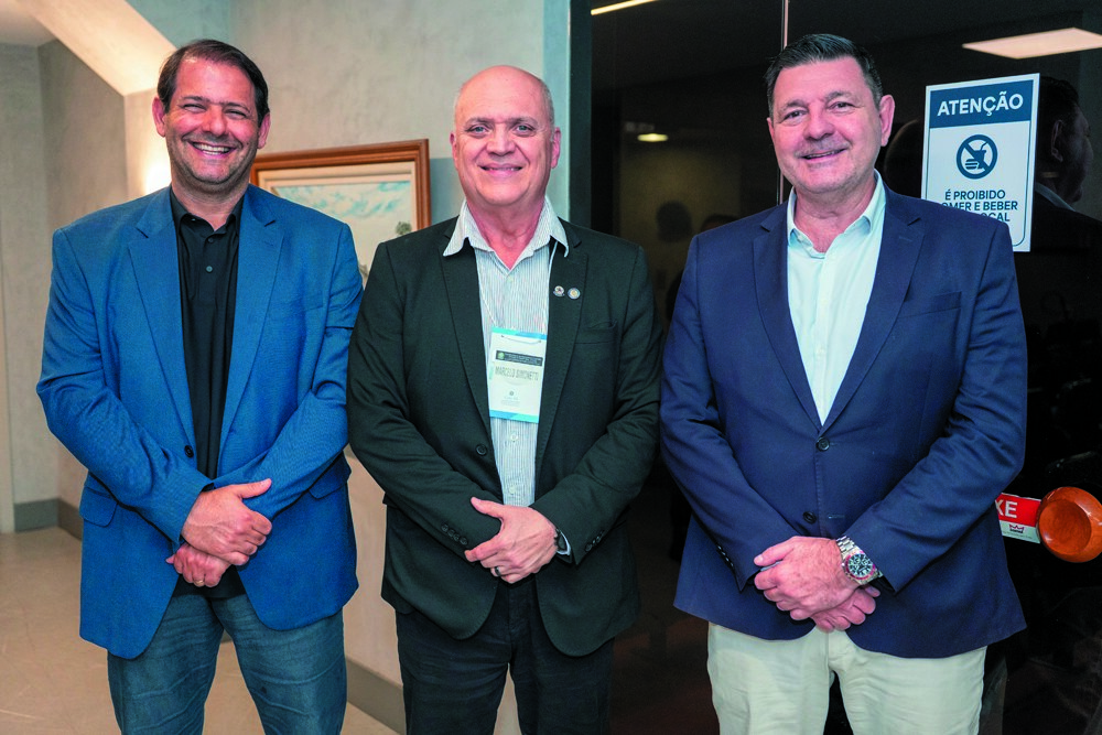 Murilo Murad, presidente do Conselho Regional dos Representantes Comerciais do Espírito Santo (Core-ES); Marcelo Simonetti, e o palestrante Claudio Carneiro: planejamento sucessório no Ciclo de Palestras em Homenagem ao Dia do Representante Comercial