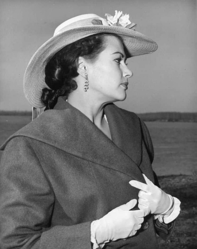 Yvonne_De_Carlo_b41