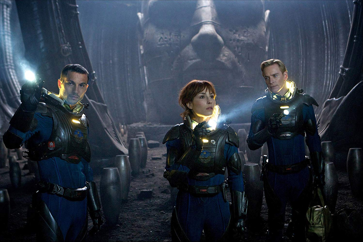 Noomi Rapace , Michael Fassbender , dan Logan Marshall-Green dalam Prometheus (2012)