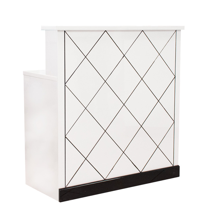 Counter de recepción Starken en combinación de colores blanco y negro.