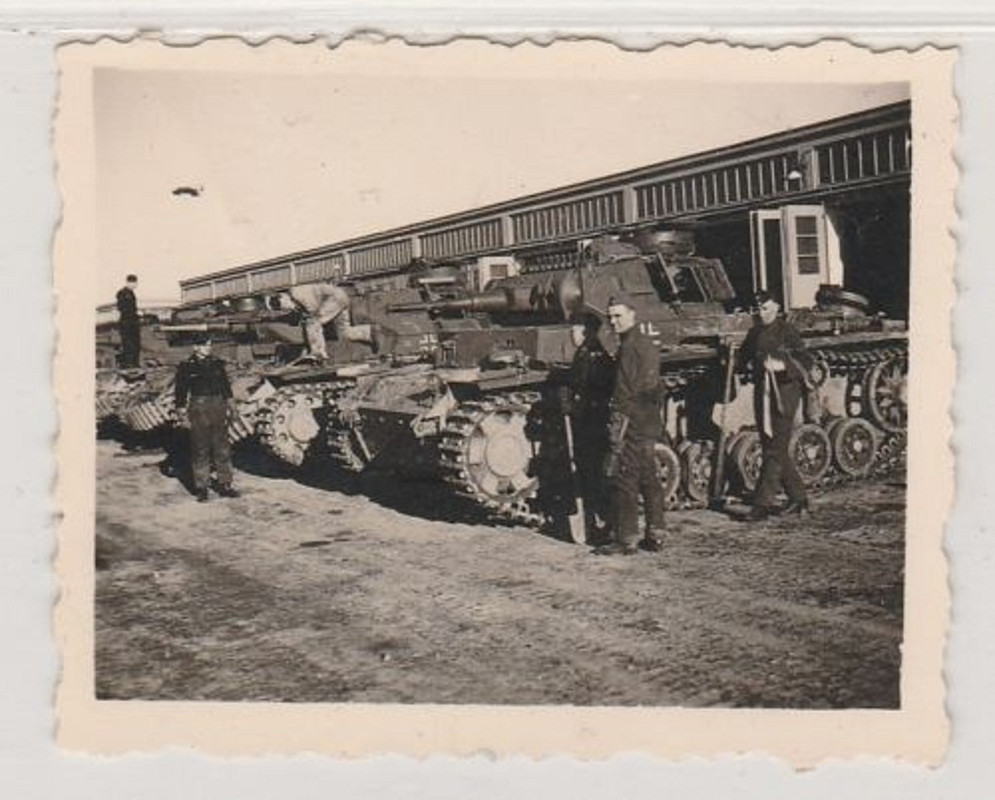 Original Foto-2.Weltkrieg-Soldaten m.Panzern-Rüc