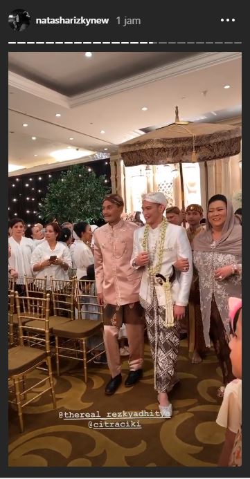 Rezky Aditya memasuki ruangan ijab qabul
