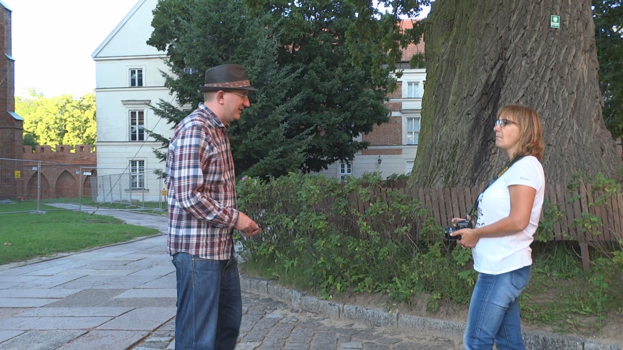 33.30 - Scenku na katedralnym dziedzińcu_003198