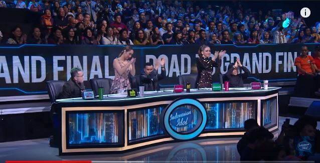 Juri Indonesian Idol memberi tepuk tangan untuk penampilan Ziva Magnolya