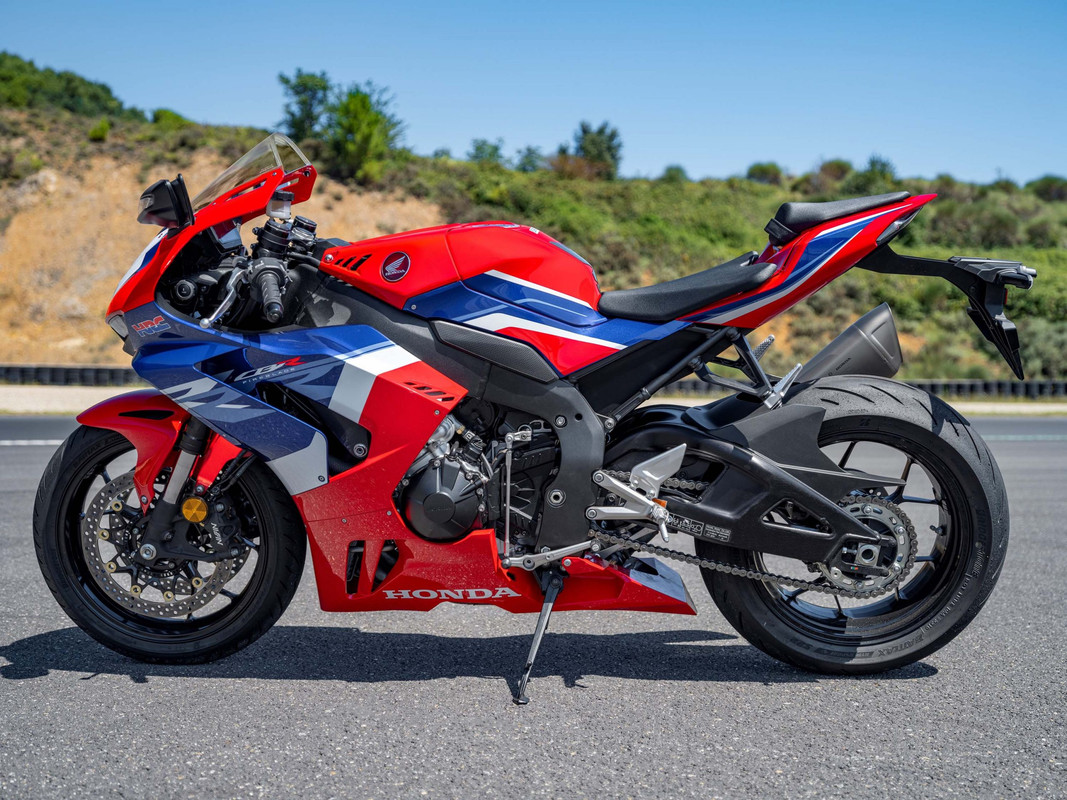 Спортбайк Honda CBR1000RR-R Fireblade 2022