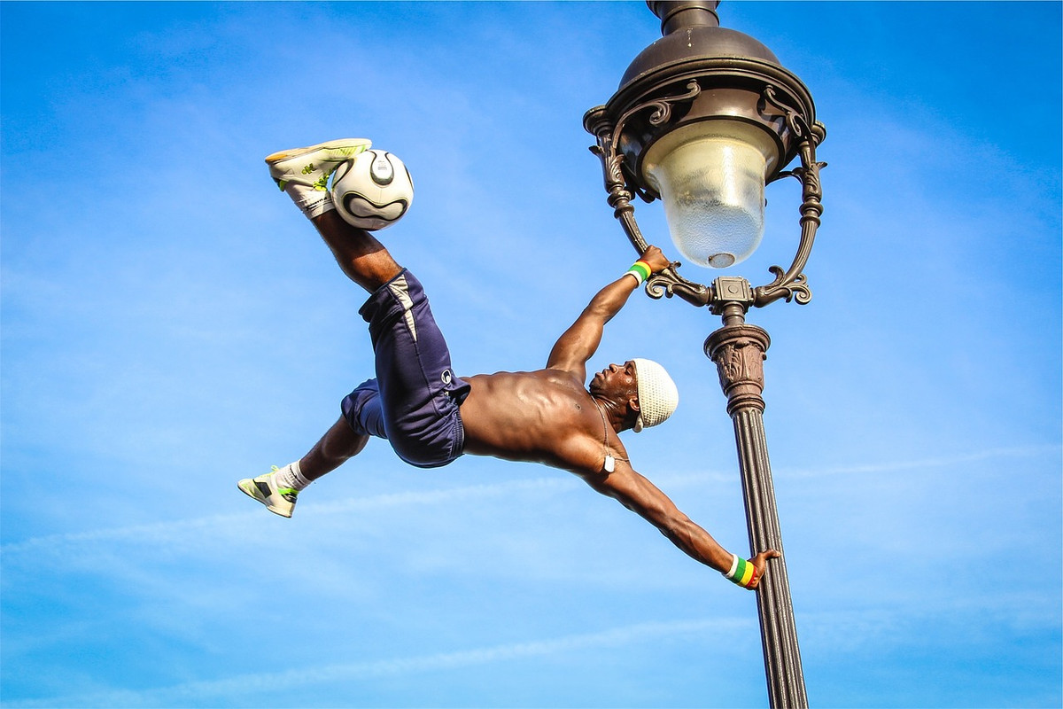 people-football-lampost-new.jpg