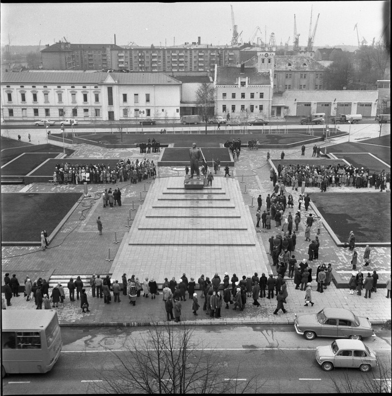 Ruošiamasi Lenino paminklo atidarymui Lenino (dab. Atgimimo) aik