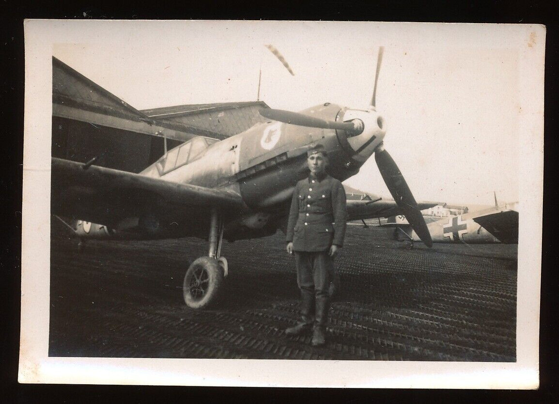 Foto - Flugzeug Jäger Me 109 mit Staffelabzeichen - 2.WK