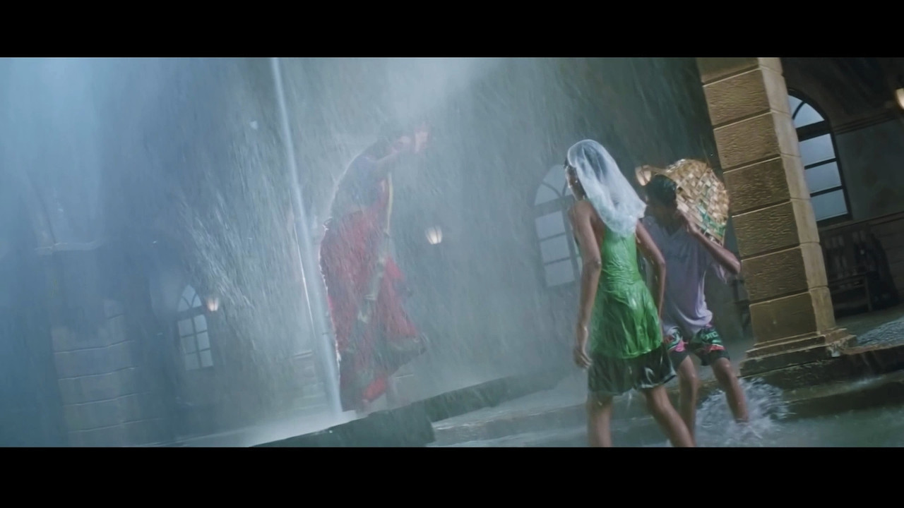 [Image: Kareena-Kapoor-Khan-Hot-Song-From-Chamel...-14-10.jpg]