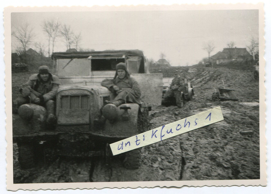 WH-Kübel mit gefangenen Russen bei Winograd 1944 in Rußland