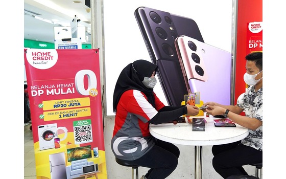 024413700 1625486784 Seorang Pelanggan Mengajukan Pembiayaan Untuk Pembelian Smartphone Dengan Promo