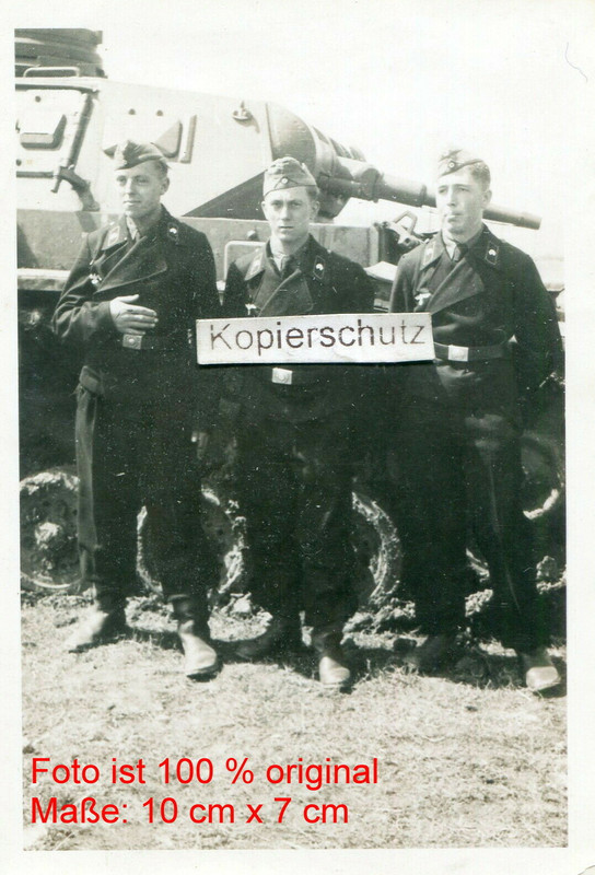 schwere Panzer Abt. 502 , Soldaten vor Panzer (1)