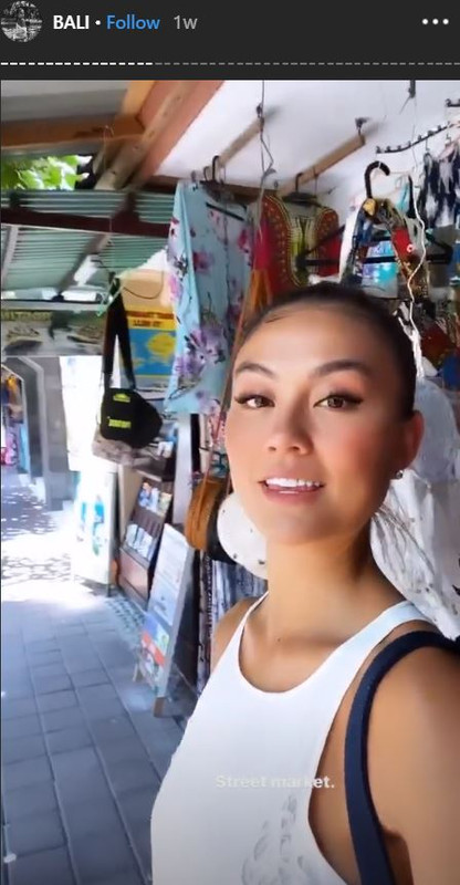 Agnez Mo jalan-jalan di street market Bali