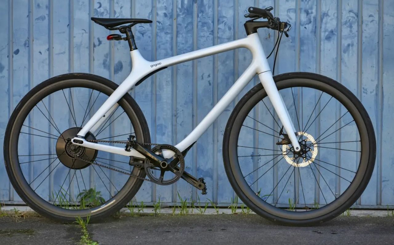 Bici elettrica con peso inferiore a 12 chili, realizzata in fibra di carbonio