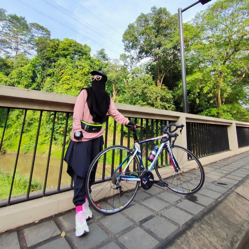 Gaya feminim Umi Pipik saat bersepeda