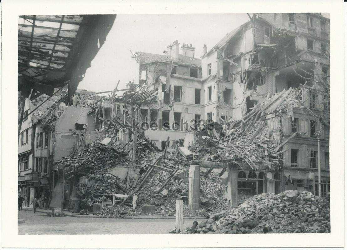 Foto Ruinen in der schwer zerstörten Stadt Rouen in Frankreich 1940bb