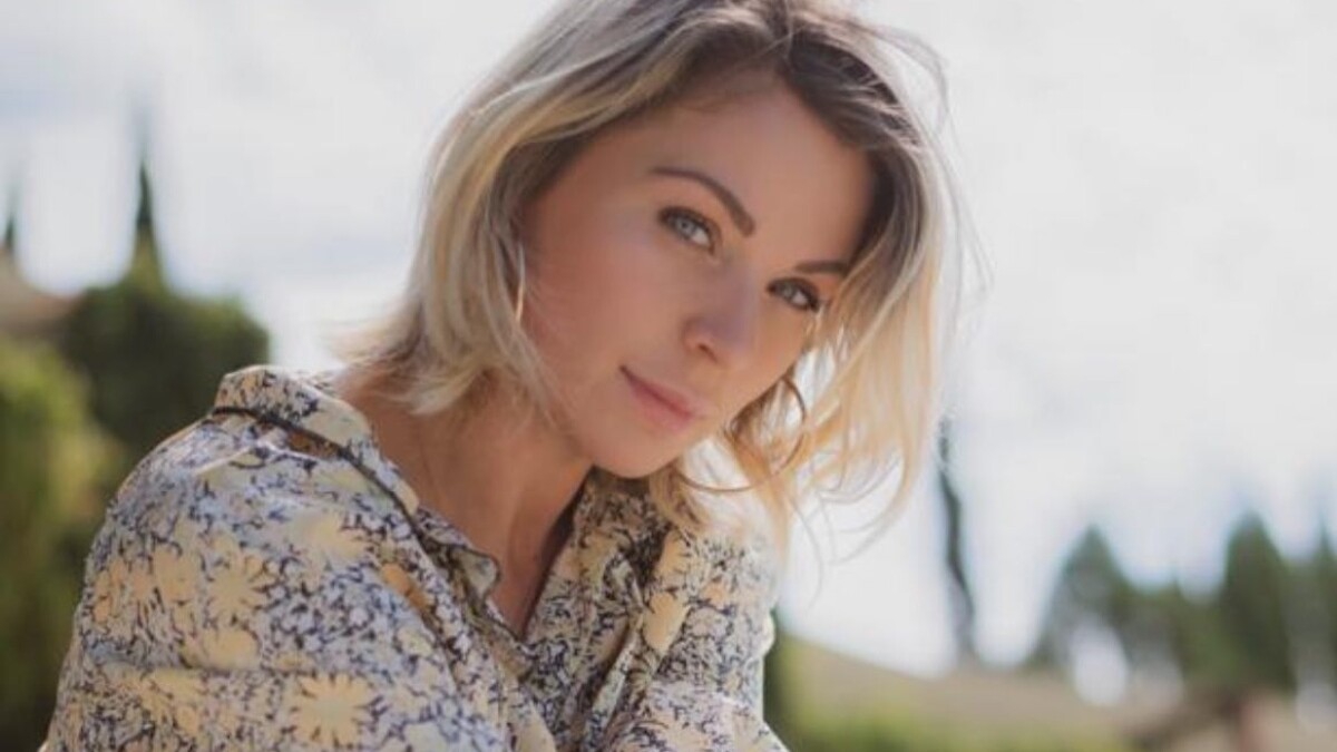 Ludwika Paleta presume su belleza natural en un coqueto traje de baño completo