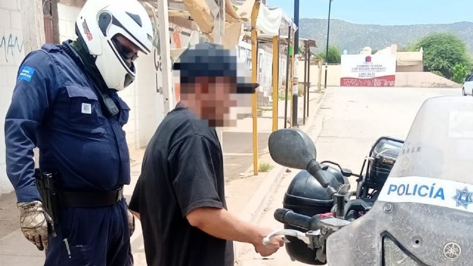 Sorprenden a dos supuestos narcomenudistas en calles de Hermosillo; uno intentó escapar