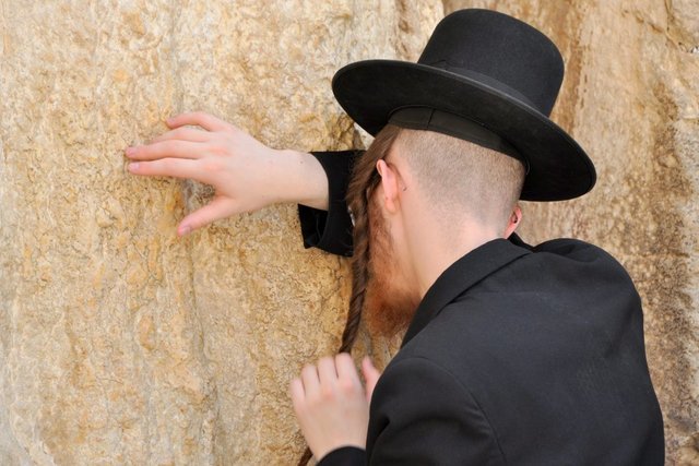 Muro-del-pianto-Gerusalemme-preghiera-uomo-1024x683