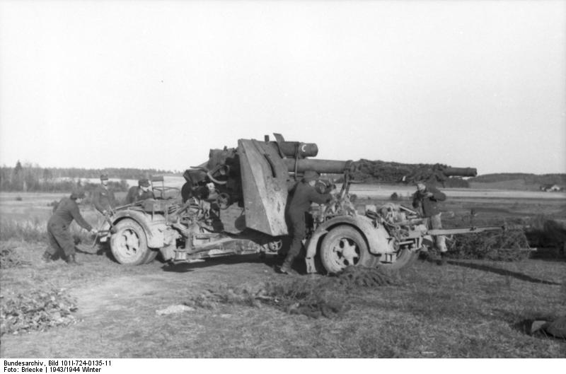 Instalación de una posición antiaérea Flak 88 en el norte de Rusia el 22 de diciembre de 1943