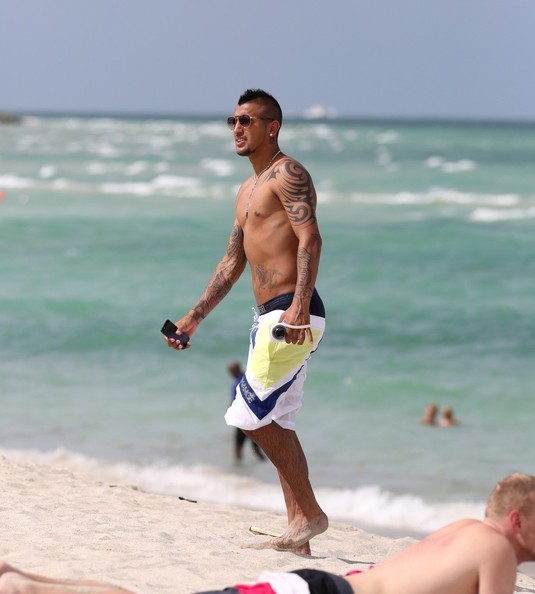 Der geistige
 Zwillinge ohne shirt, und mit atletische Körper am Strand
