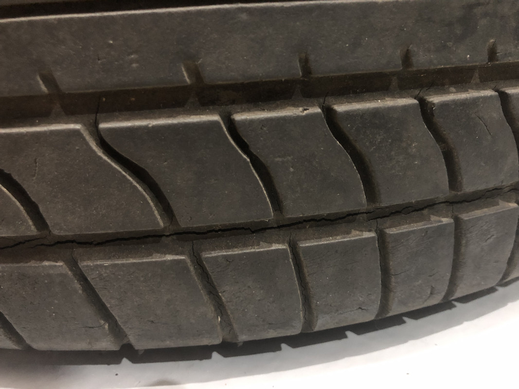 Tyres D1723-A51-C444-40-C6-9-F01-D0-B5-C26818-AE