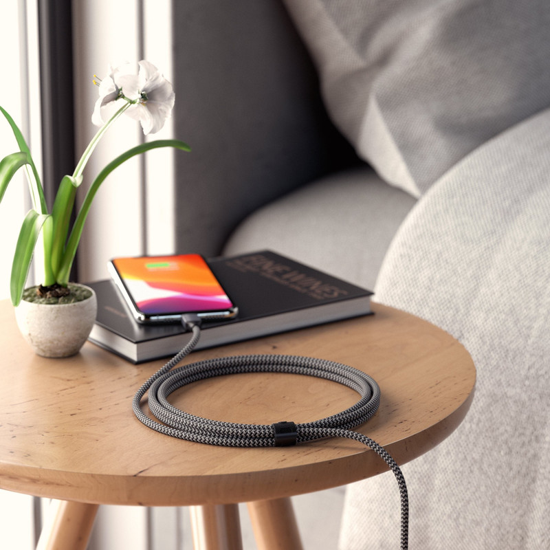 Cable Satechi USB-C a Lightning mostrando sus conectores reforzados.