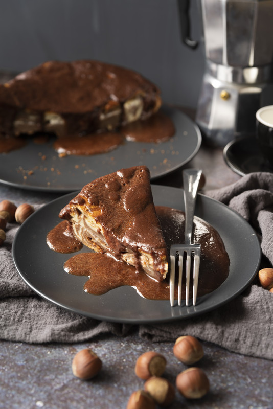 Deliciosos pedaços de bolo prontos para serem servidos