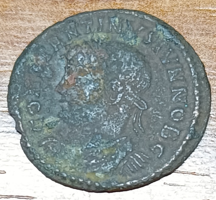 AE3 de Constantino II. VIRTVS CAESS. Puerta de Campamento. Arlés Moneda-09-A