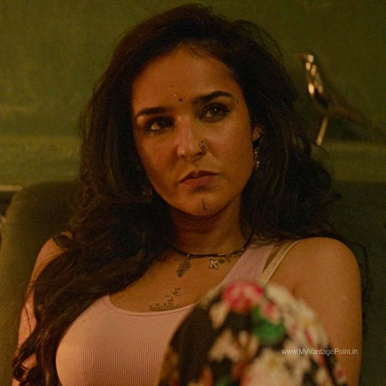 beautiful-angira-dhar-as-avni-in-saas-bahu-aur-flamingo