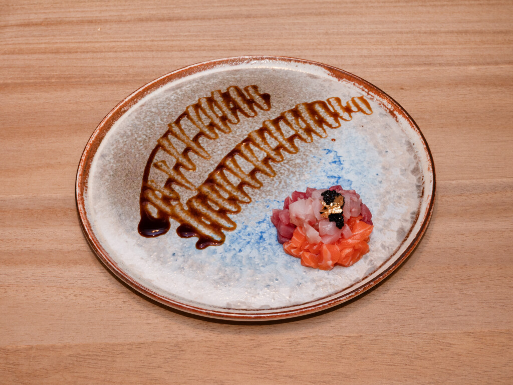 Tartare di pesce bianco con salsa ponku e tobiko