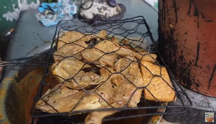 Proses memasak di Ayam Bakar Yanto.
