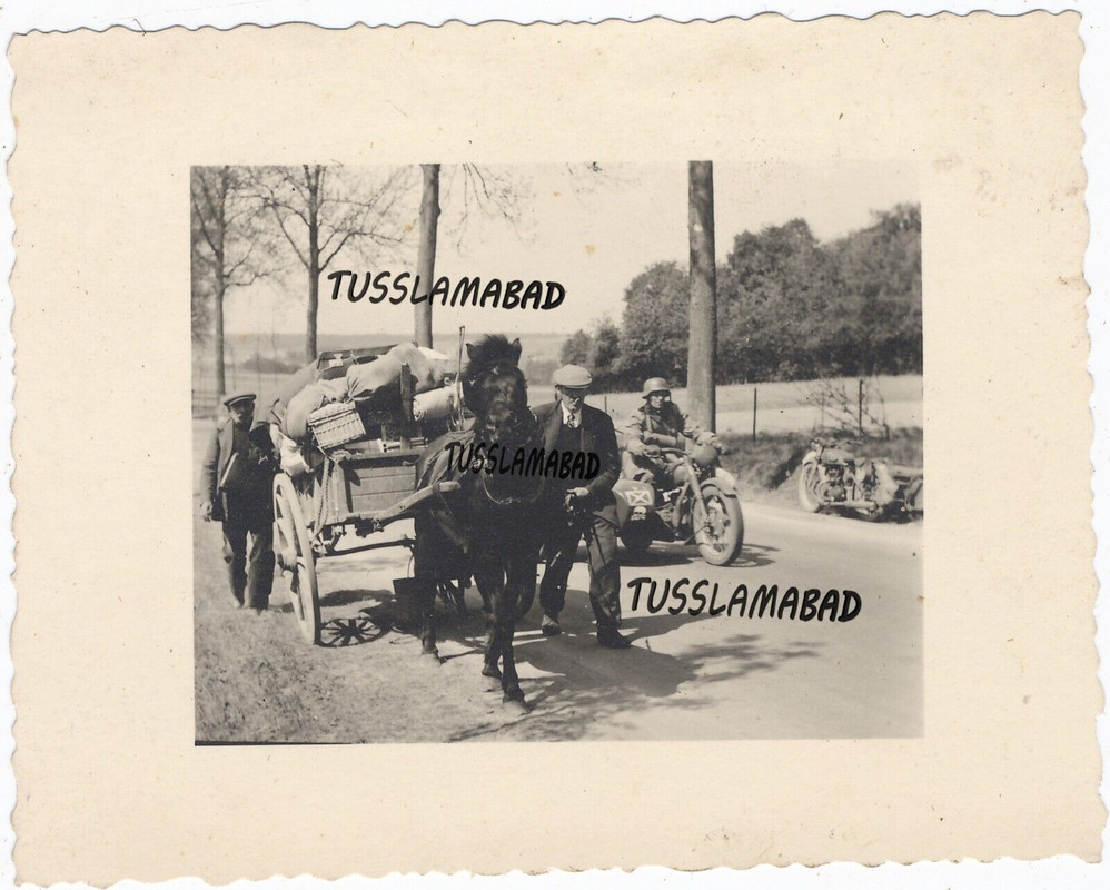 Flüchtlinge Belgien Kradfahrer Totenkopf Kennung Wappen Foto Krad 2 WK