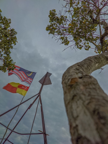 menara beri di puncak bukit rm2