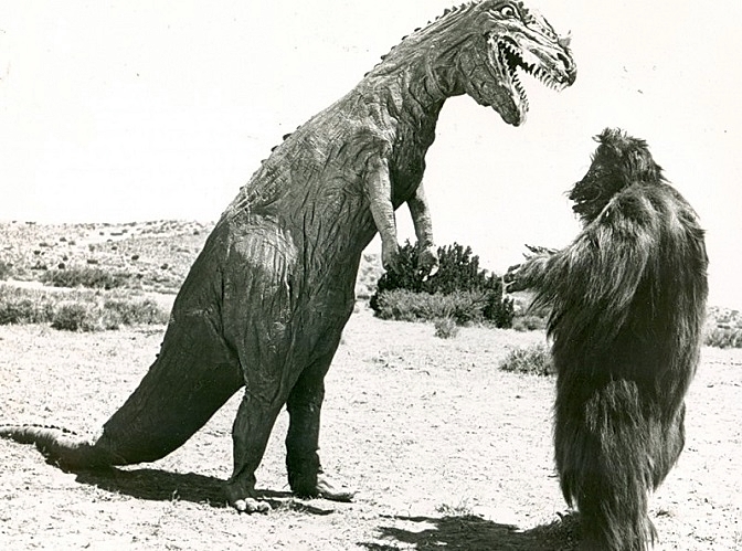 TARGET-EARTH-UNKNOWN-ISLAND-DINOSAUR-2-FOTOR.jpg