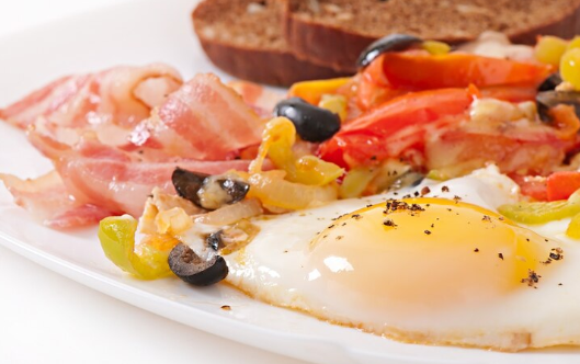 Tofu con huevos y pimientos