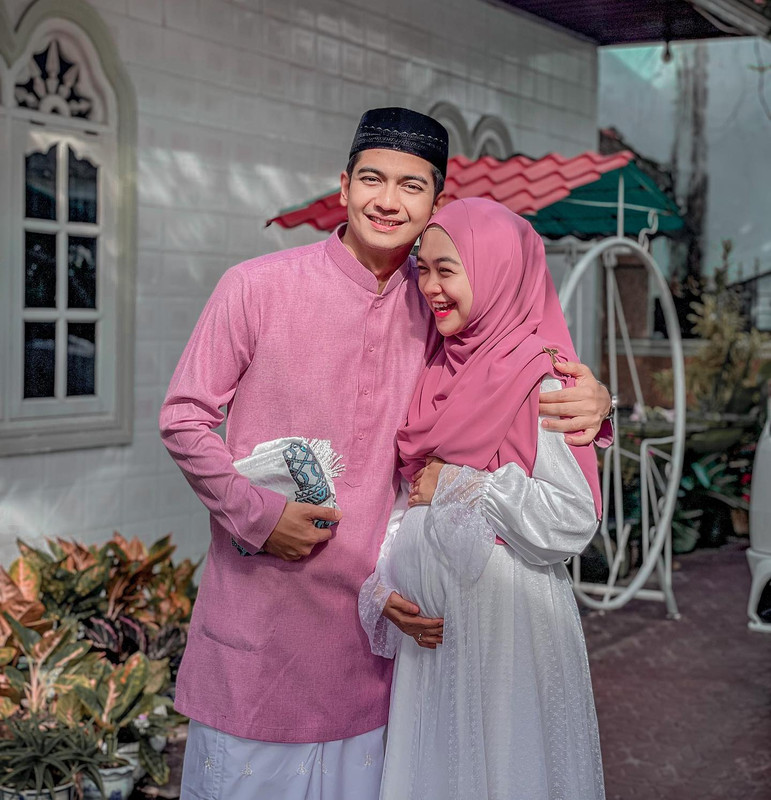 Pasangan Ria Ricis dan Teuku Ryan di hari Lebaran 2022.