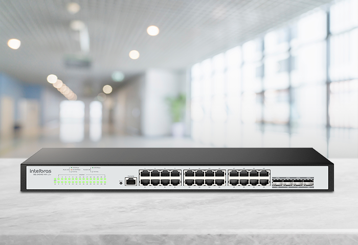 Switch Intelbras S2328G-PB em um ambiente de rack, ideal para redes corporativas.
