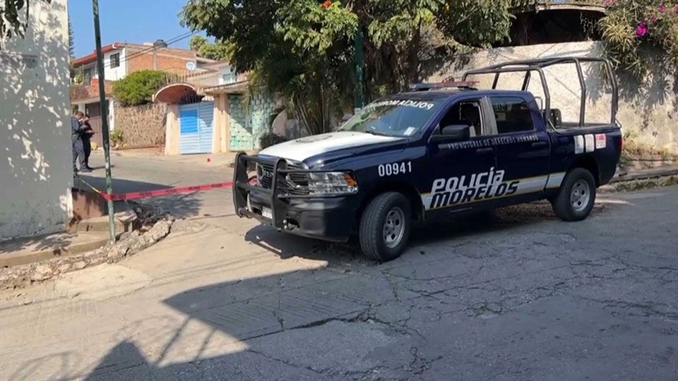 Localizan el cadáver de un hombre dentro de un taxi abandonado en Morelos