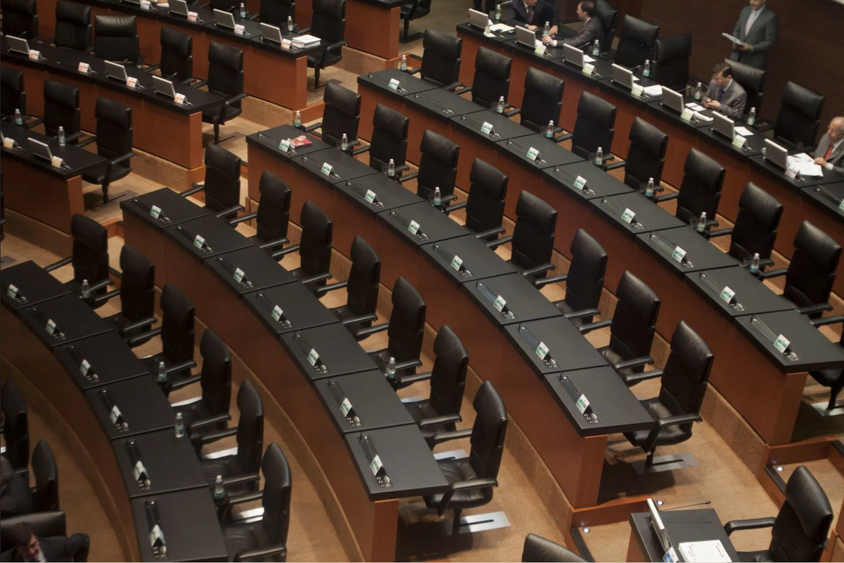 Pese a pendientes impostergables, senadores se van de vacaciones