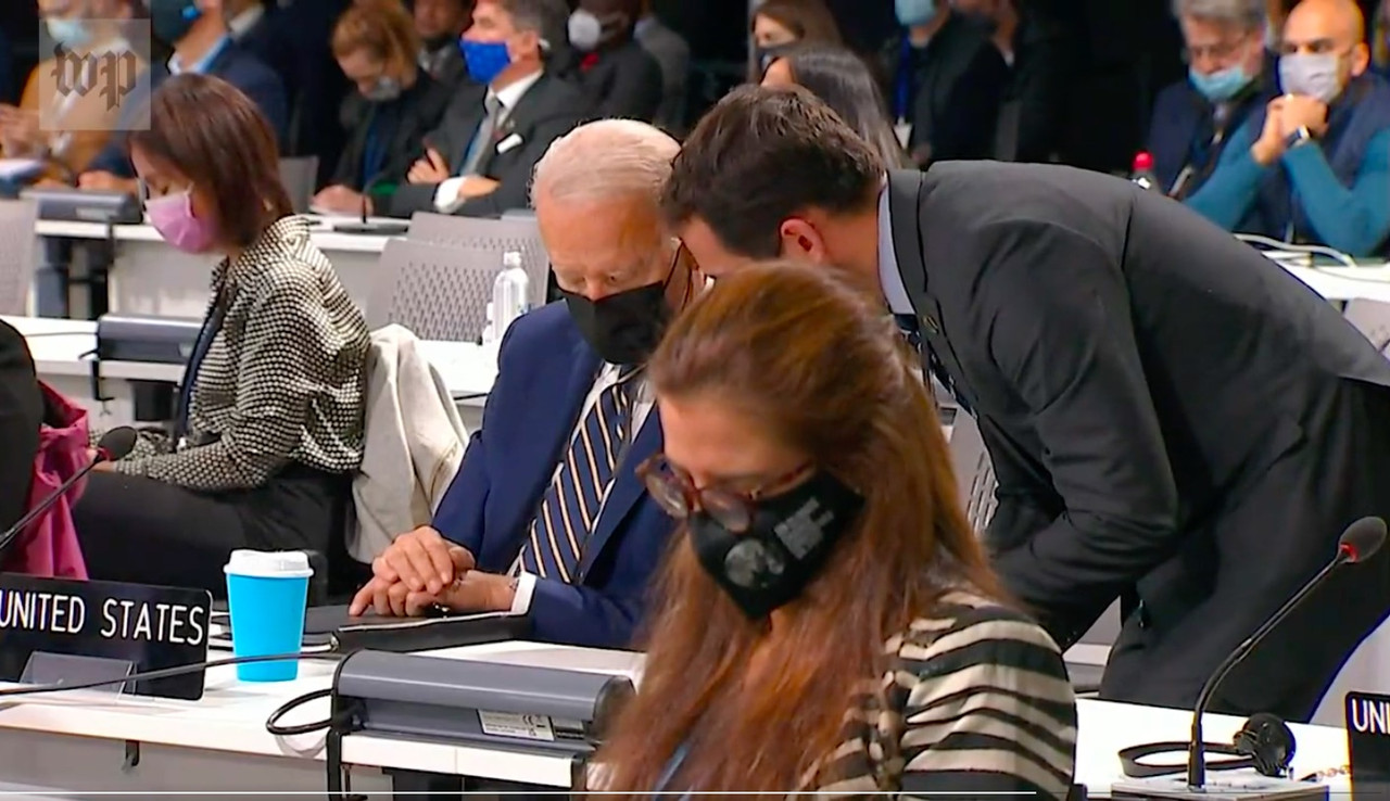 Captan a Joe Biden durmiendo en la conferencia de cambio climático de la ONU